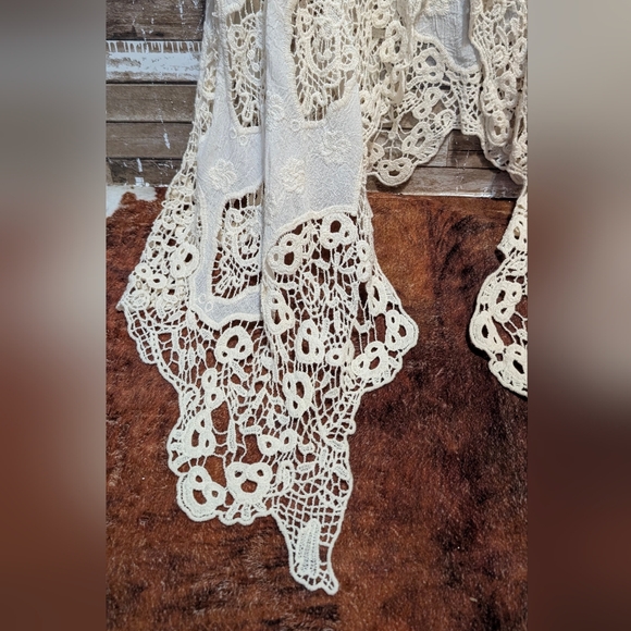 Ivory Lace Sharbite Hem Crochet Vest - Picture 3 of 13